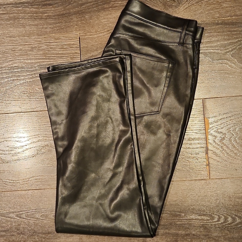 ❤️ NWOT! LOFT VEGAN LEATHER HIGH RISE CROP FLARE JEANS IN BLACK - Picture 9 of 9
